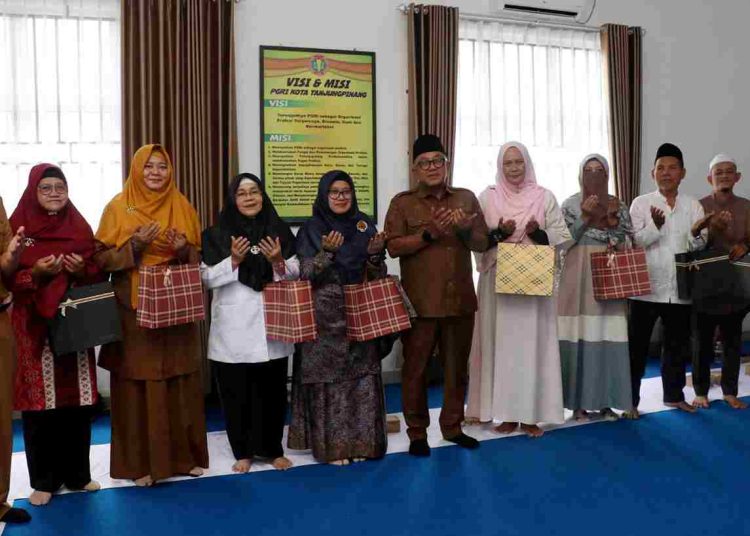 Walikota Lis Lepas 8 Calon Jemaah Haji PGRI Tanjungpinang