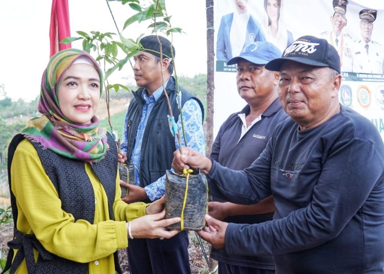 BKOW Kepri Salurkan 700 Bibit ke Poktan Maju Jaya Bintan
