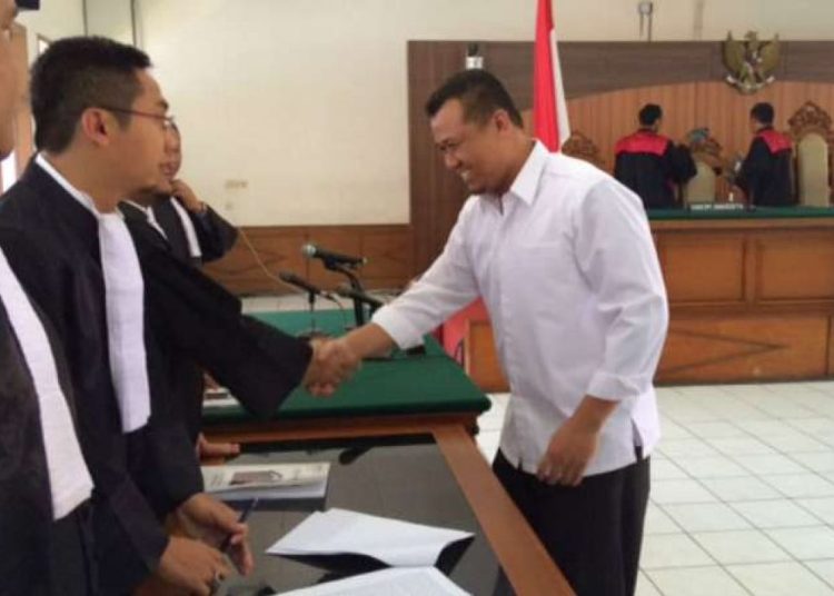 Kades Embun Masih Buron, Warga Didakwa Cuci Uang Puluhan Miliar dengan Modus Bagi-Bagi