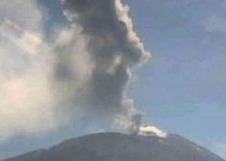 Gunung Lewotolok Meletus, 64 Kali Gempa dan Aliran Lava ke Tenggara