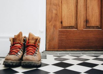 5 Alasan Orang Amerika Memakai Sepatu di Rumah