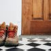 5 Alasan Orang Amerika Memakai Sepatu di Rumah