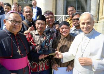 Paus Leo XIV Dapat Kejutan Patung Santo Yusuf Arimatea dari Indonesia
