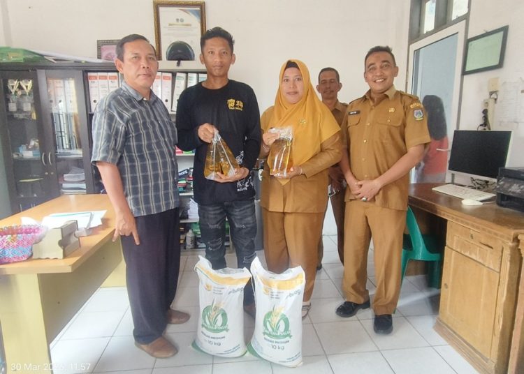 Setelah Diperhatikan, Bantuan Sosial untuk Warga Tanjung Marulakhilir Diserahkan