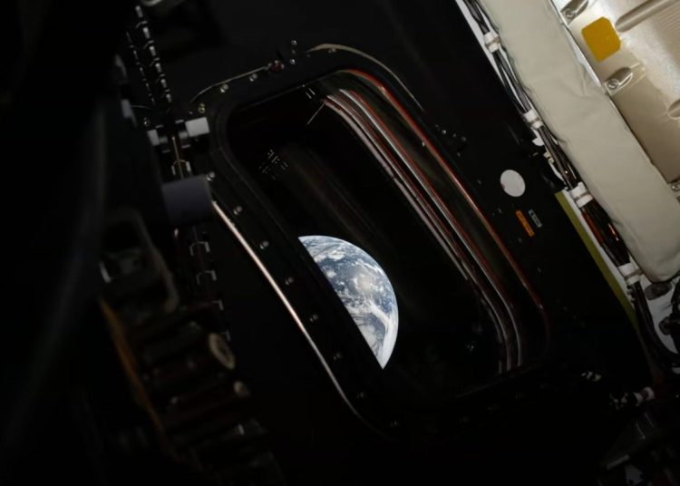 NASA spacecraft heads to Moon for 100,000-mile flyby