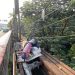 Kondisi Jembatan Merah yang Kotor dan Dipenuhi Sampah serta Pengemudi Angkot dan PKL