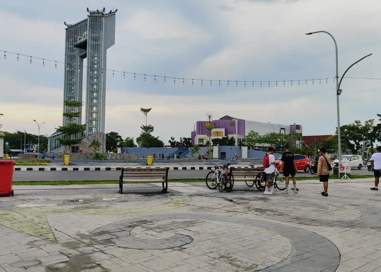 Setelah Hujan, Bundaran Besar Palangka Raya Kembali Ramai dengan Aktivitas Santai dan Olahraga