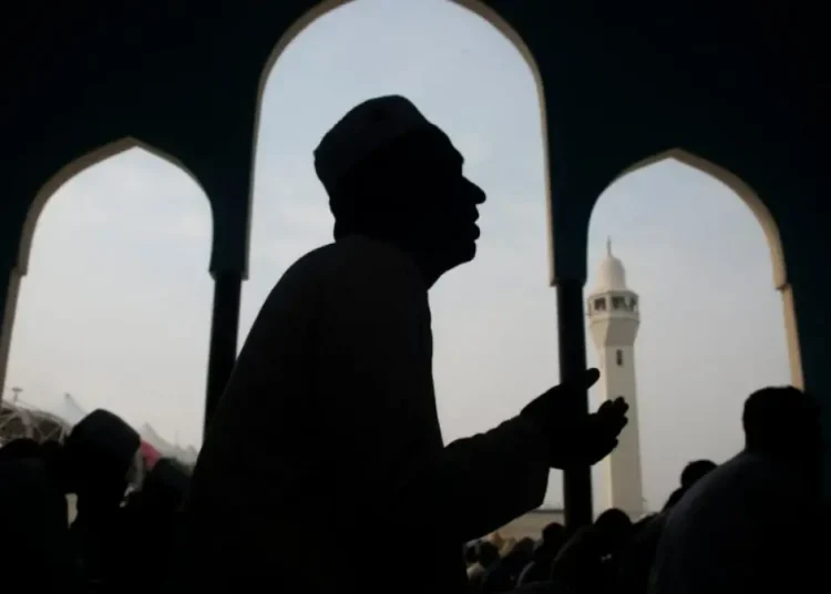 Jadwal Shalat Surabaya Besok, Minggu 26 April 2026