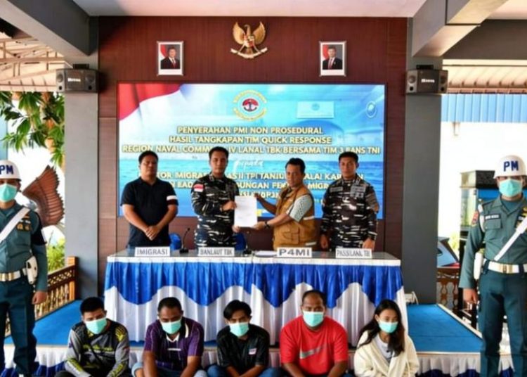 TNI AL Amankan PMI Ilegal yang Pulang dari Malaysia di Tanjung Balai Karimun