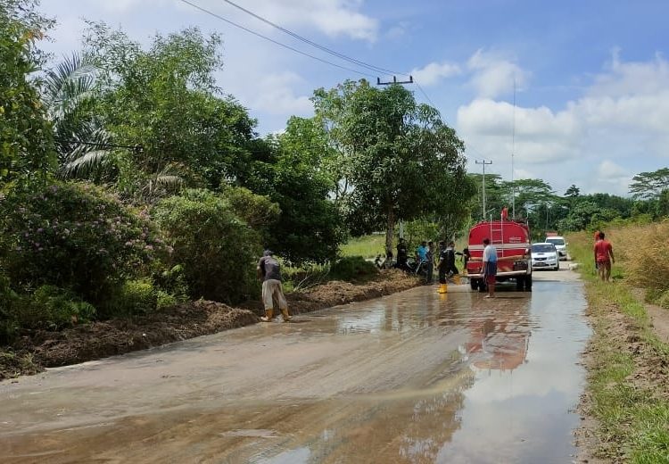 Jalan Licin Akibat Solar Picu Kecelakaan, Polisi dan BPBD Tangani Lokasi