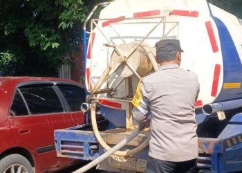 Polsek Batu Ampar Kawal Distribusi Air Bersih untuk Warga Terdampak Gangguan Pasokan
