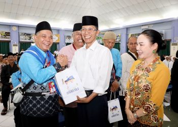 Amsakar–Li Claudia  Serahkan Bingkisan Rendang dan Sambal Bilis untuk 641 JCH, Titip Doa untuk Negeri
