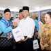 Amsakar–Li Claudia  Serahkan Bingkisan Rendang dan Sambal Bilis untuk 641 JCH, Titip Doa untuk Negeri