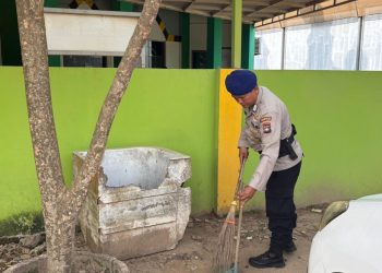 Personel Satpolairud Polresta Barelang Bersihkan Tempat Ibadah dan Sekolah di Kecamatan Lubuk Baja