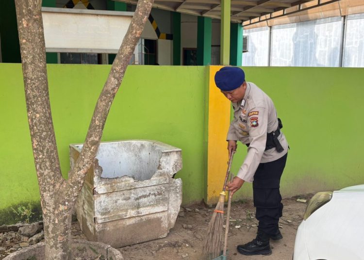 Personel Satpolairud Polresta Barelang Bersihkan Tempat Ibadah dan Sekolah di Kecamatan Lubuk Baja