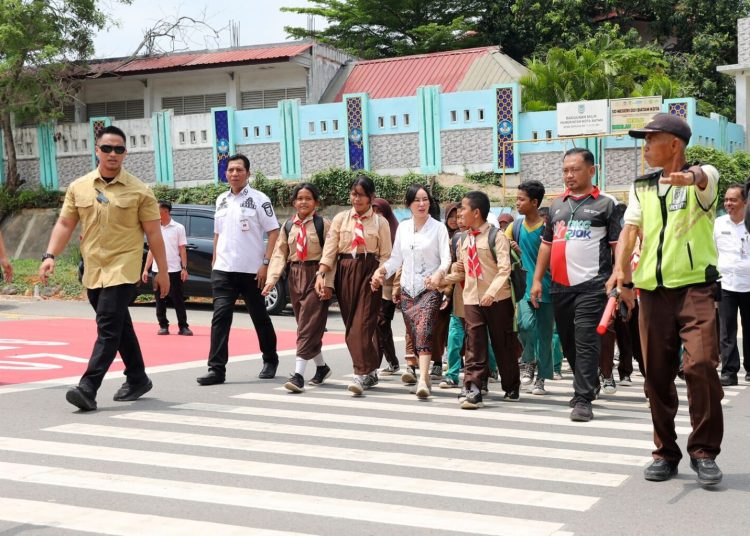 Wawako Li Claudia Ajari Siswa SDN 001 Batam Kota Seberang Jalan Aman Lewat ZoSS