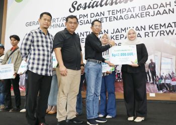 Walikota Amsakar Salurkan Santunan untuk Ahli Waris RT-RW di Sagulung