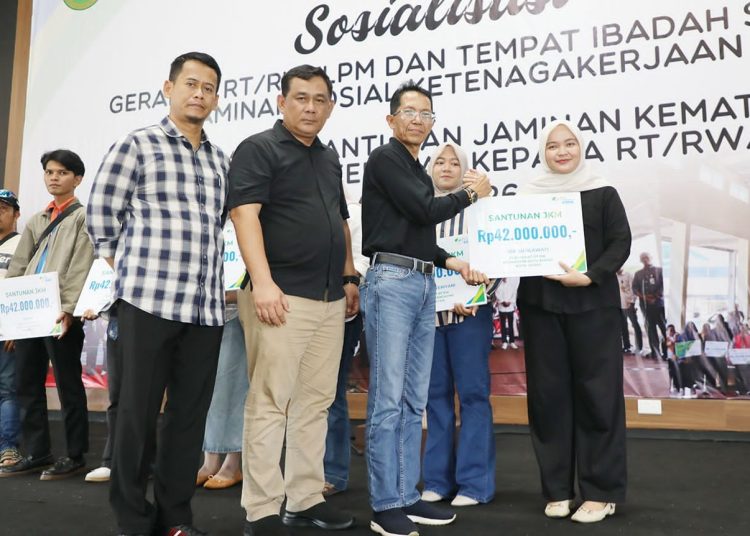 Walikota Amsakar Salurkan Santunan untuk Ahli Waris RT-RW di Sagulung