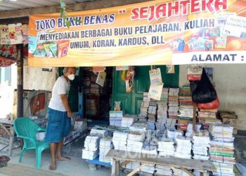 Arif dan Istri Berbagi Ilmu dengan Buka Toko Buku Bekas di Depan Pasar Sokaraja Banyumas