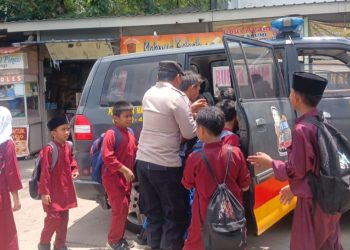 Polsek Batu Ampar Jalankan Program “Si Amru” Antar Siswa Pulang Sekolah