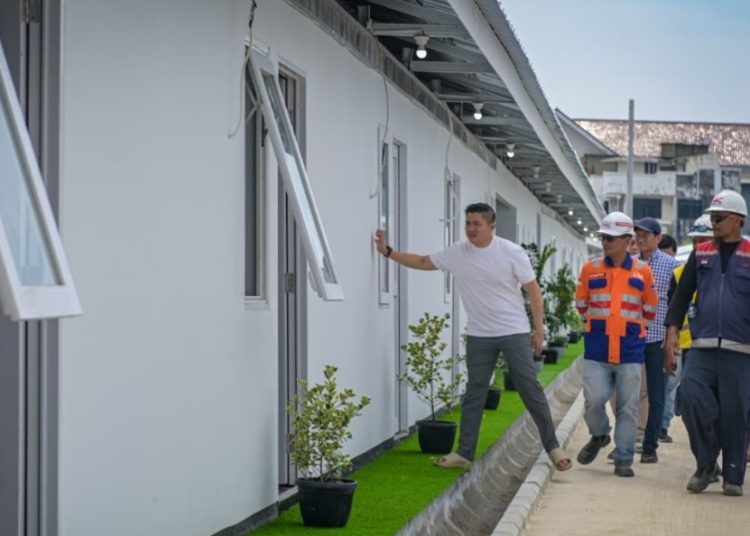Pemerintah Bangun Hunian Layak bagi Warga Pinggir Rel Pasar Senen, Seskab Teddy Tinjau Langsung