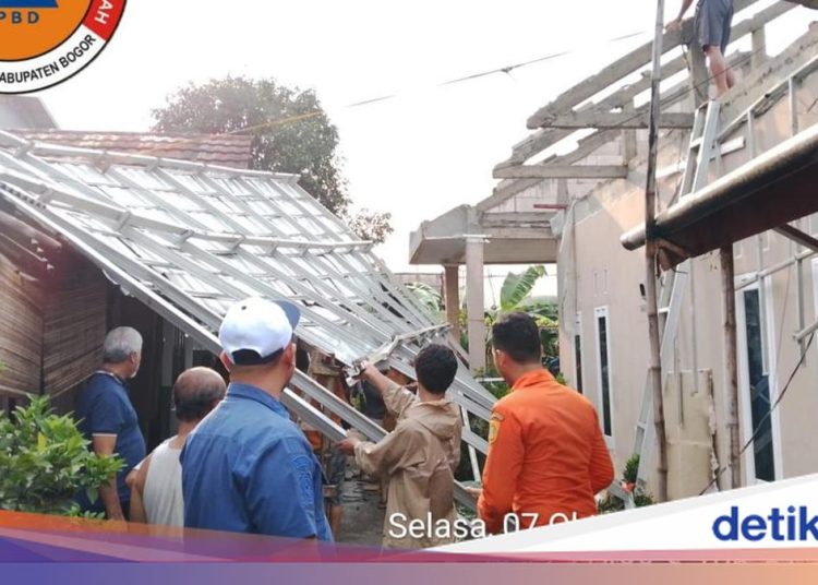 Badai Mengamuk, Atap Rumah Warga Terbawa Angin