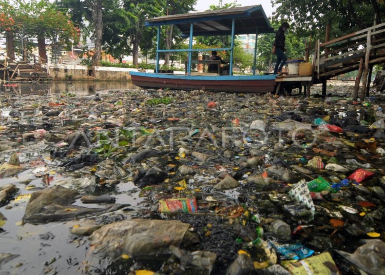 Terkejut Melihat Sampah Kasur di Sungai Ciliwung, Dedie Rachim Kritik Warga: Masih Banyak yang Tidak Adil