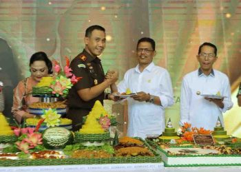 Hangat dan Penuh Makna, Pimpinan DPRD Batam Hadiri Syukuran Ultah ke-50 Kajari I Wayan Wiradarma