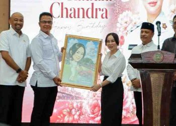 Pimpinan DPRD Kota Batam Beri Kejutan Ulang Tahun ke-54 untuk Plh Wali Kota Li Claudia Chandra