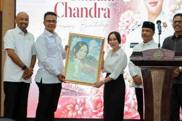 Pimpinan DPRD Kota Batam Beri Kejutan Ulang Tahun ke-54 untuk Plh Wali Kota Li Claudia Chandra