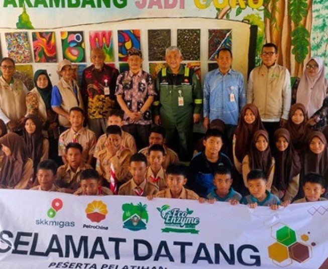 Zaini Ajak Siswa Peduli Lingkungan dengan Eco Enzyme di Ranu Grati
