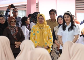 Wamen Kependudukan Ratu Ayu Isyana Tinjau Sekolah Lansia di Rumah Bahagia Bintan