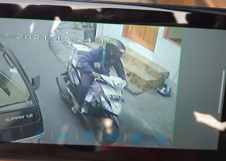 Detik-detik Kurir Dibegal di Bandung, Motor dan 12 Paket Raib