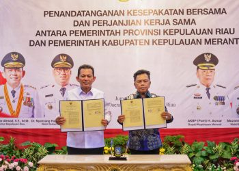 Gubernur Kepulauan Riau Ansar Ahmad dan Bupati Kepulauan Meranti AKBP (Purn) Asmar menunjukkan dokumen Kesepakatan Bersama dan Perjanjian Kerja Sama di Gedung Daerah, Tanjungpinang, Jumat (8/5/2026). (DISKOMINFO KEPRI)