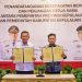 Gubernur Kepulauan Riau Ansar Ahmad dan Bupati Kepulauan Meranti AKBP (Purn) Asmar menunjukkan dokumen Kesepakatan Bersama dan Perjanjian Kerja Sama di Gedung Daerah, Tanjungpinang, Jumat (8/5/2026). (DISKOMINFO KEPRI)