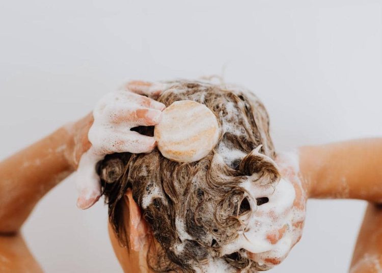 5 Kebiasaan Rahasia yang Merusak Rambut, Tahu?