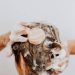 5 Kebiasaan Rahasia yang Merusak Rambut, Tahu?
