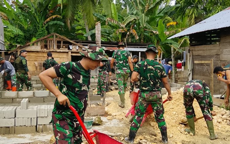 Anggota TNI Kodam I/BB Lanjutkan Pembangunan Rumah Warga di Gunungsitoli