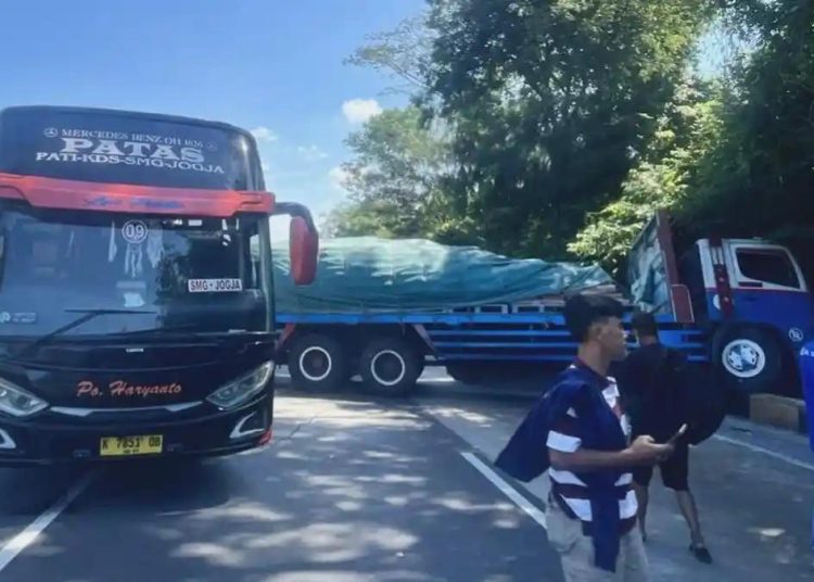 Kengerian Tabrakan Bus PO Haryanto di Tol Tembalang Semarang
