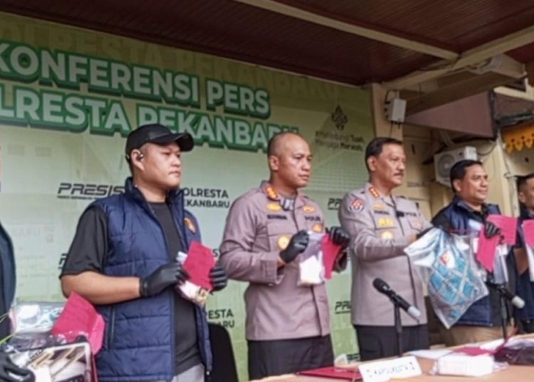 Cara licik AFT memanfaatkan suami disabilitas untuk bunuh mertua di Pekanbaru