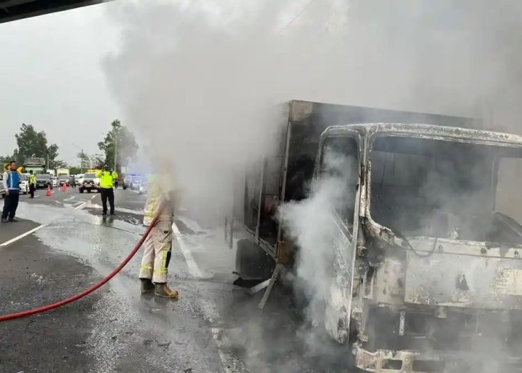 Truk Bawa Barang Rp 1,4 M Kandas di Tol Cipularang, Sopir Trauma