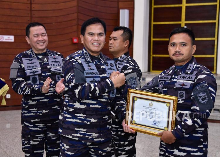 KSAL Beri Penghargaan Marinir yang Rebut 56 Markas OPM