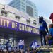 Lautan Biru Bobotoh Penuhi Jantung Bandung, Buru Posisi Terbaik di JPO Asia-Afrika