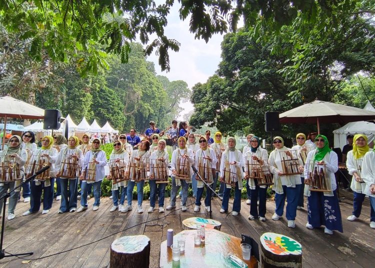 Angklung Srikandi Meriahkan HUT Kebun Raya, Kolaborasi Komunitas Tuai Antusiasme