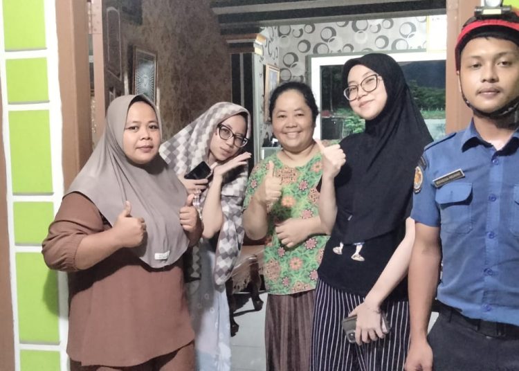 Kucing Pince Terjebak di Atap, Damkar Polman Lakukan Evakuasi