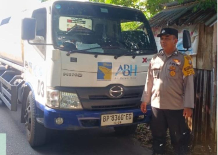Hari Ke-99, Polsek Batu Ampar Kawal Distribusi 159 Tangki Air Bersih untuk Warga Batu Ampar