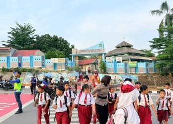 Polwan Engku Putri Polresta Barelang Amankan Pelajar SDN 001 Sungai Panas Seberang Jalan
