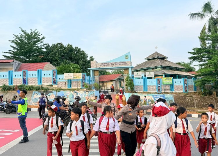 Polwan Engku Putri Polresta Barelang Amankan Pelajar SDN 001 Sungai Panas Seberang Jalan