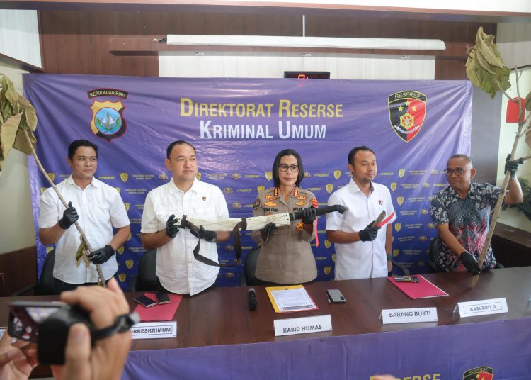 Polda Kepri Serahkan Pelaku Perusakan 300 Pohon Jati Emas ke Dinsos Batam
