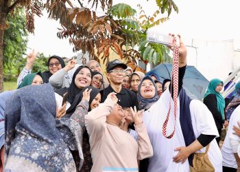 Diguyur Hujan, Wali Kota Amsakar Pimpin Gema Batam ASRI di Gardan Raya